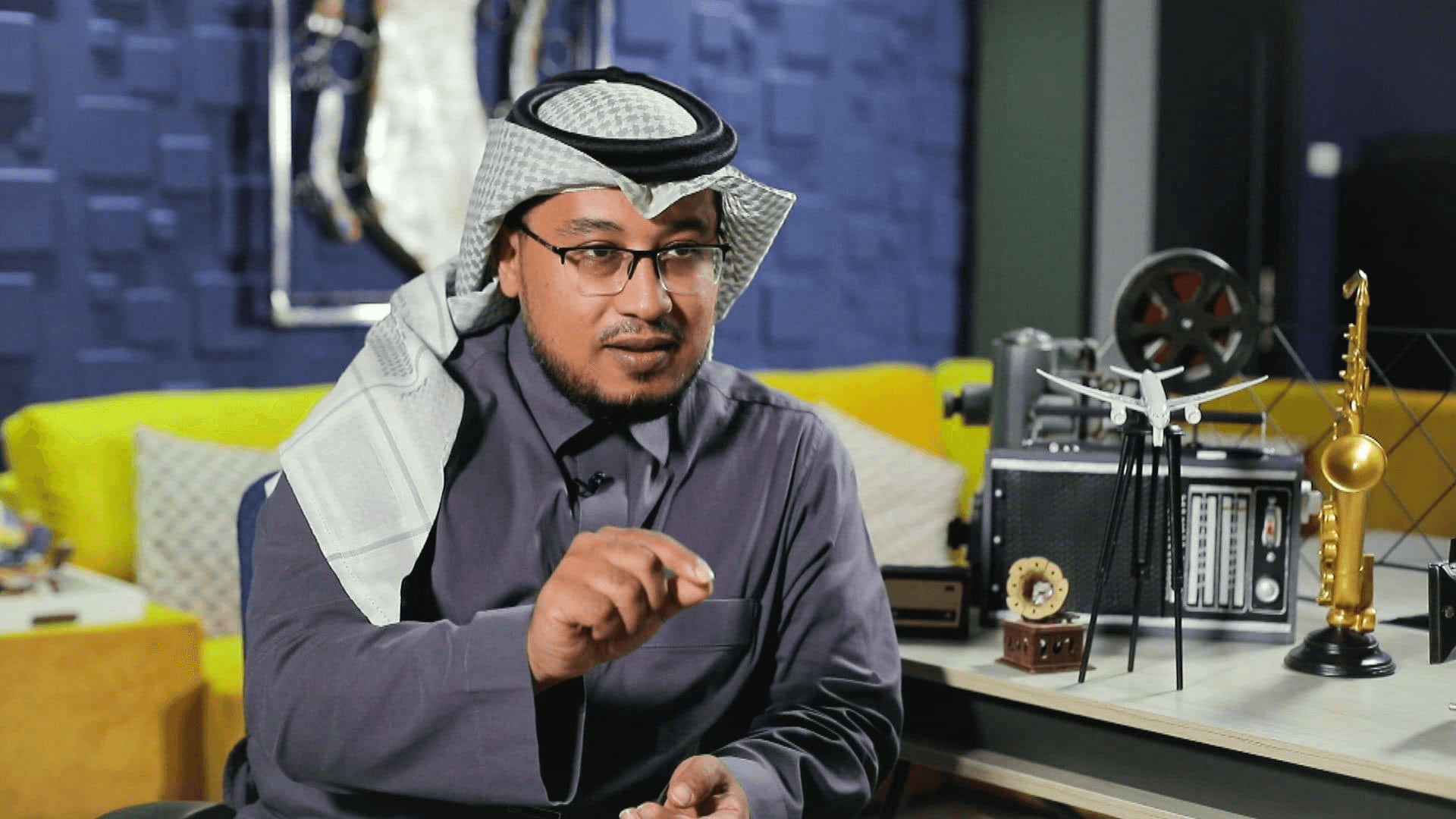 عادل بارباع يتحدث في الاستوديو