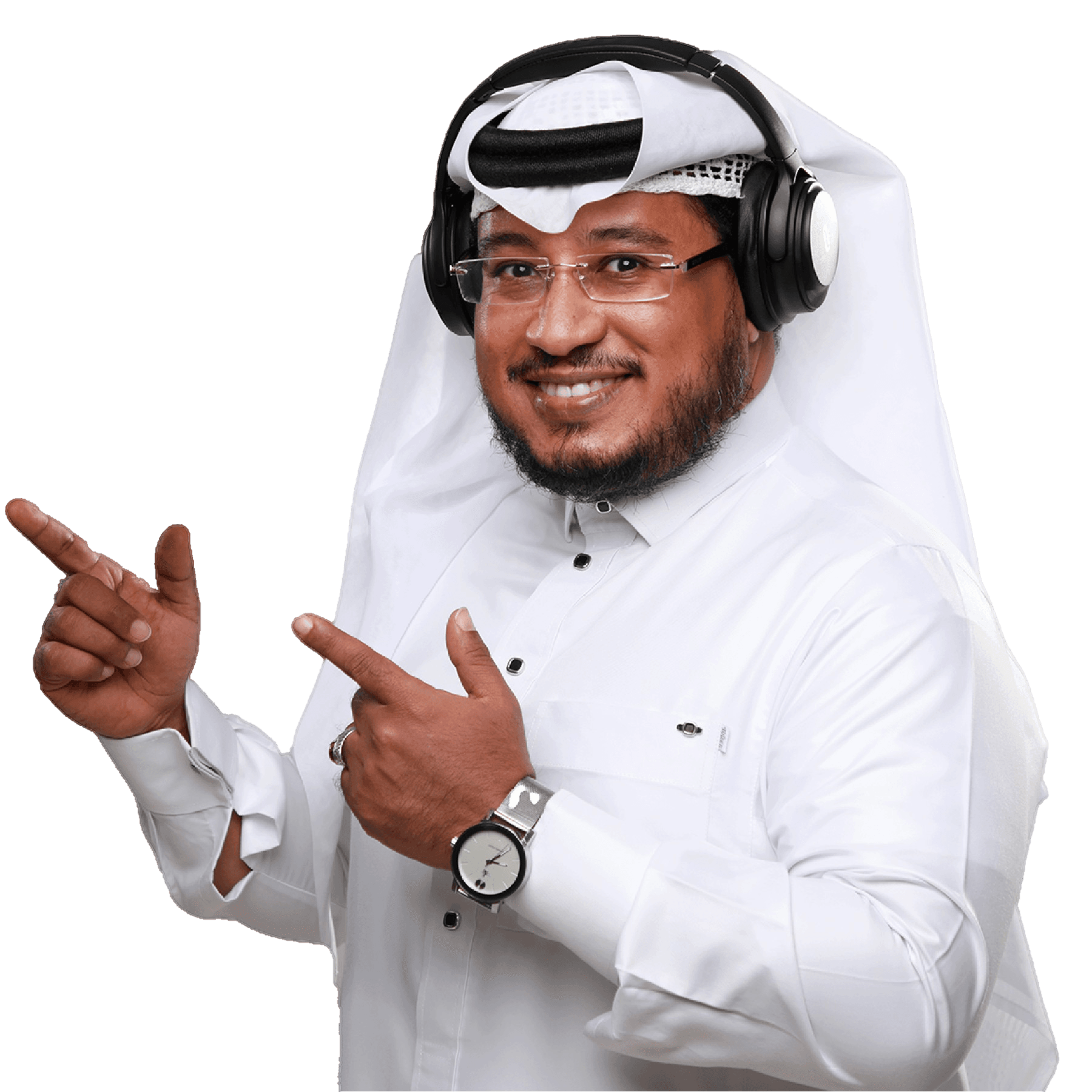 عادل بارباع يرتدي سماعات الاستوديو ويبتسم