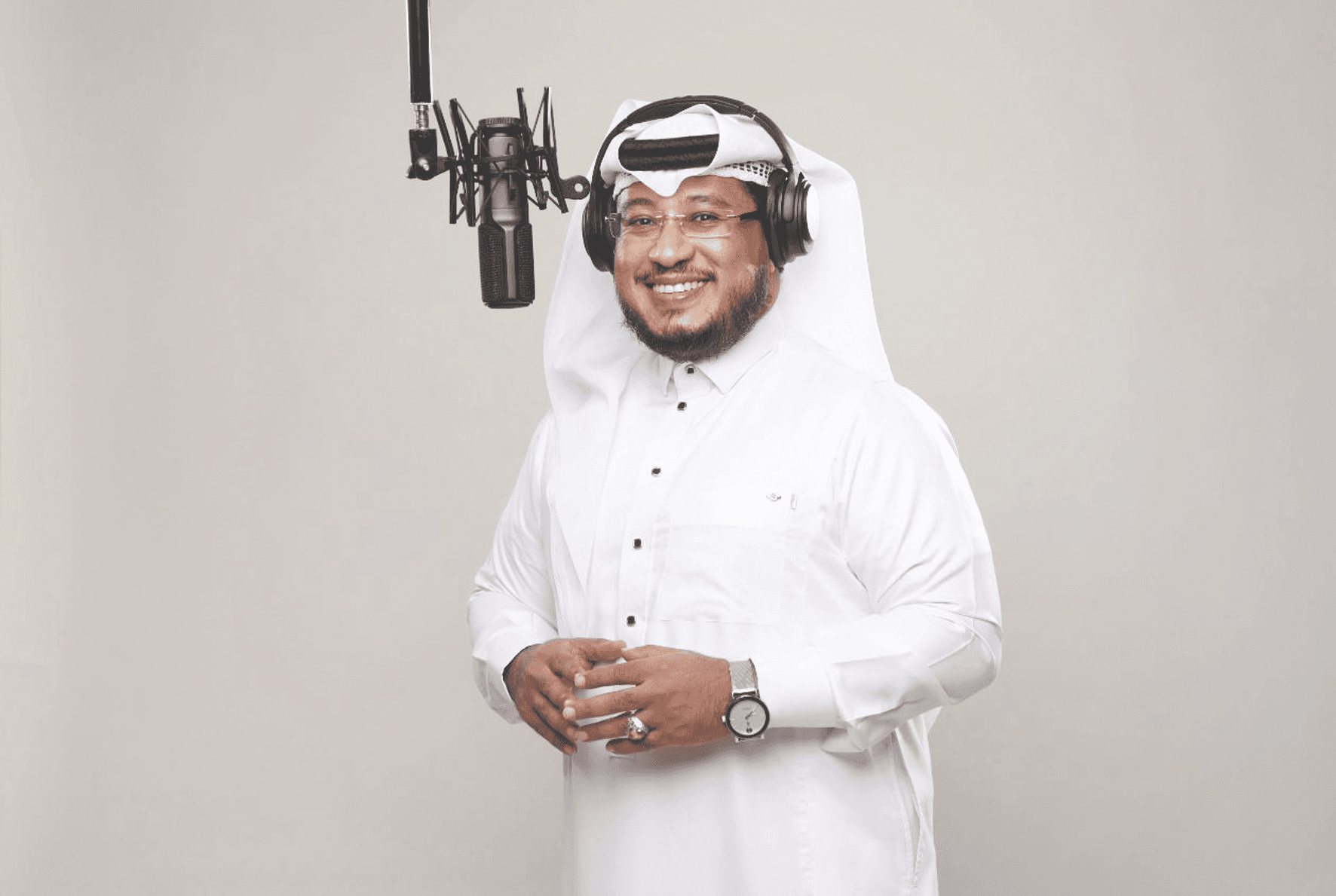 عادل بارباع أمام الميكروفون في الاستوديو
